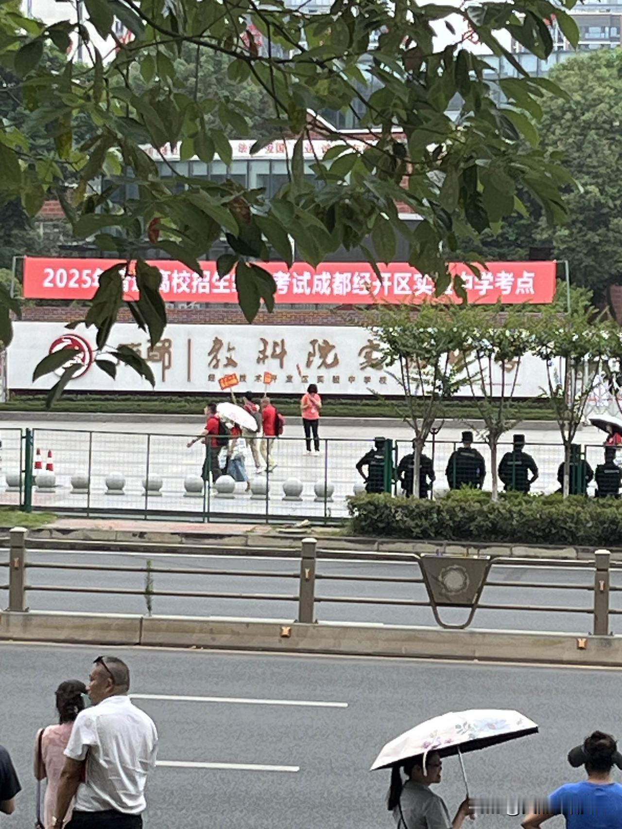 坐标成都，主科全国二卷，副科省内出题，历史类考生，高考三天终于结束了，今天考完英
