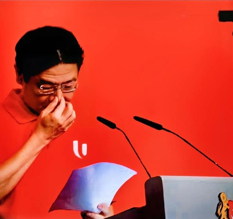 新加坡总理落泪说明一切：小国再富，风浪一来照样慌！只有国家真正强大，百姓在外才不