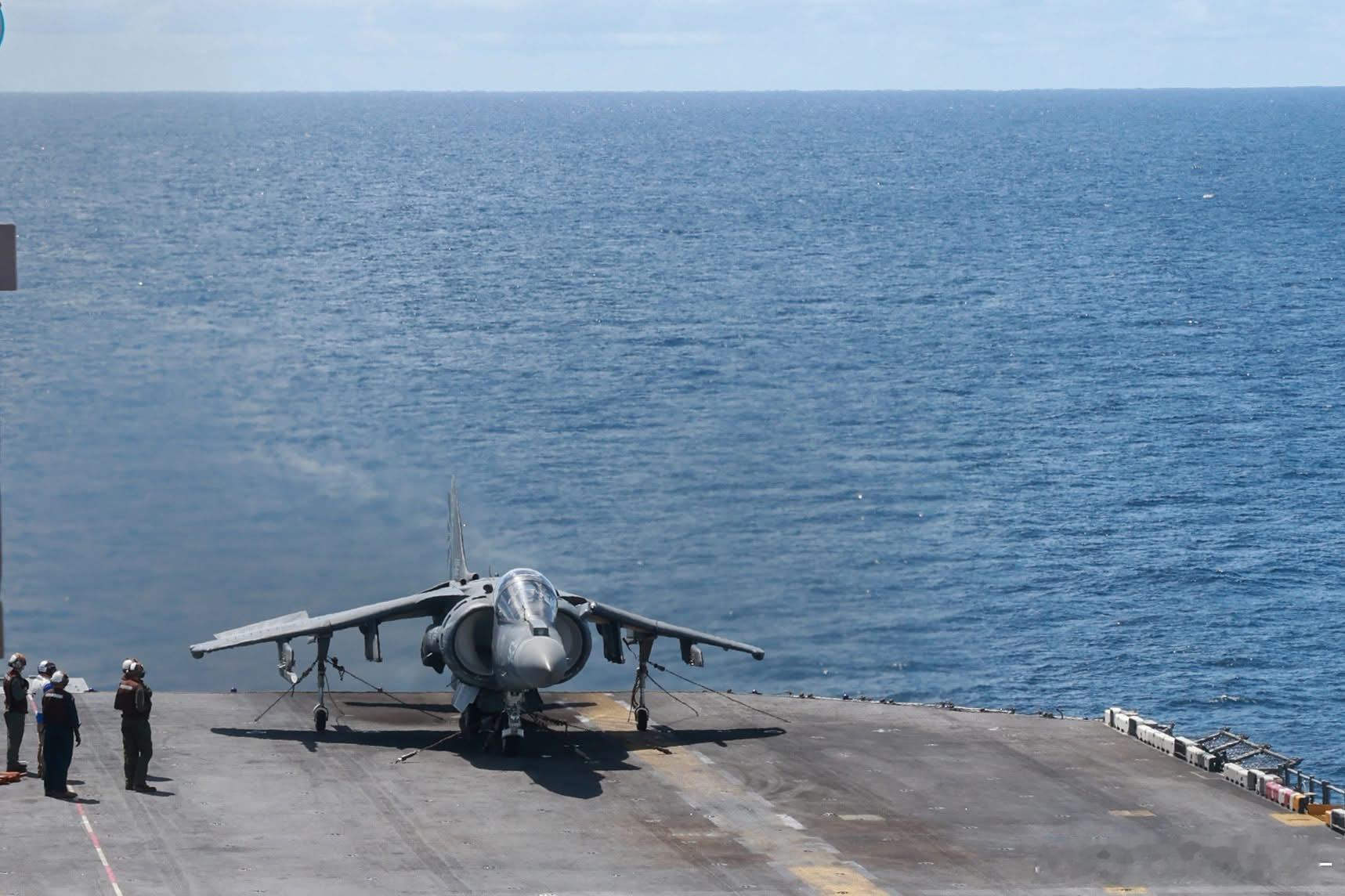 在加勒比海吓唬马杜罗的硫磺岛号两栖攻击舰进行日常训练[二哈]中外舰闻外军影像兵器