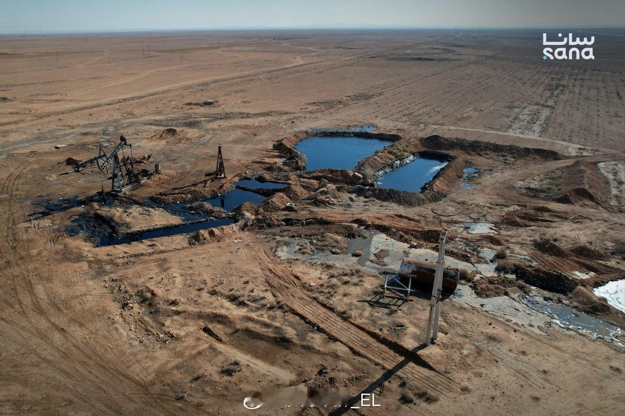 叙利亚拉卡省，库尔德人留下的简易采油设备。 