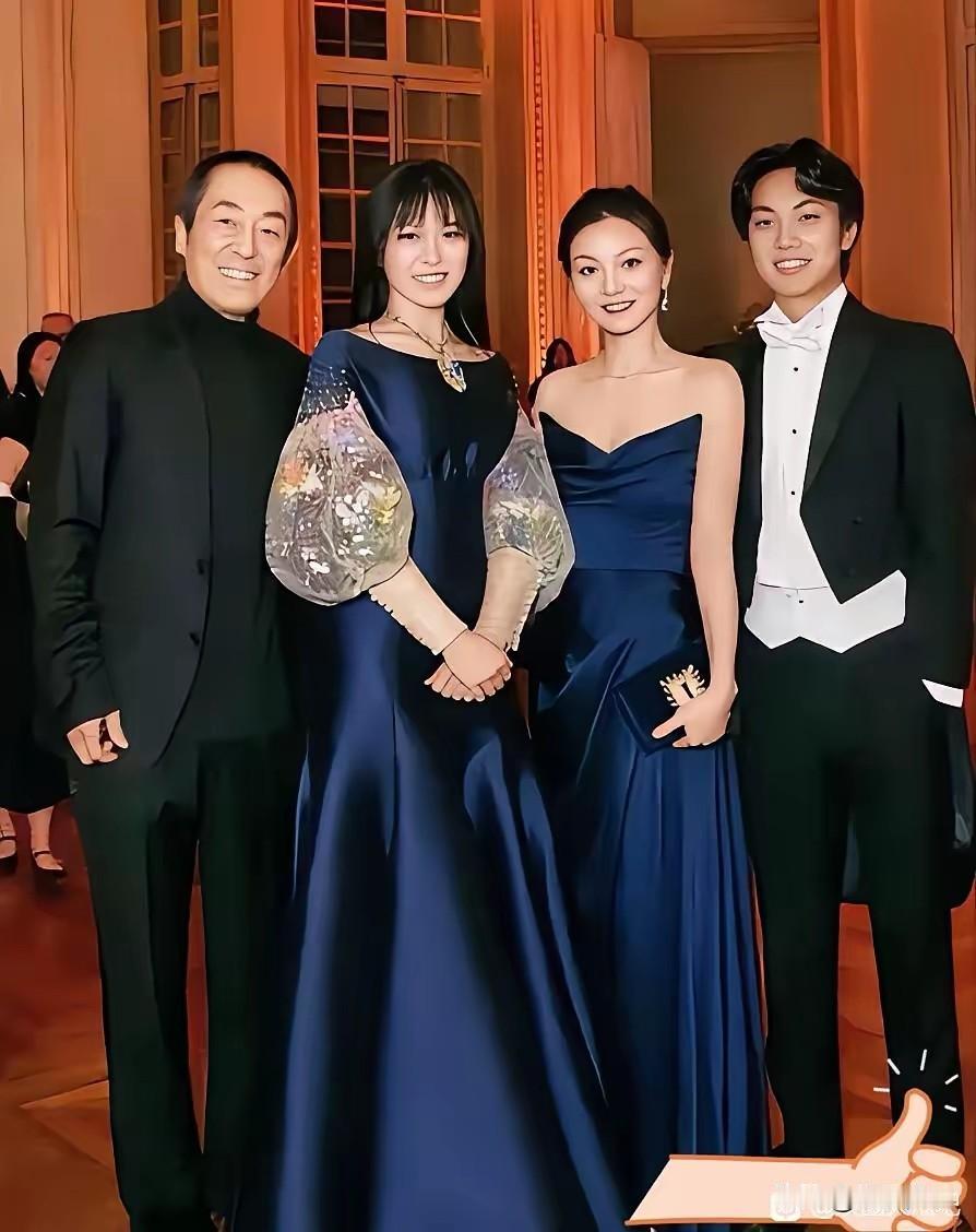 一张张艺谋一家四口合影引发网友热议，陈婷与女儿搭配同色系礼服出镜，女儿身高出众，