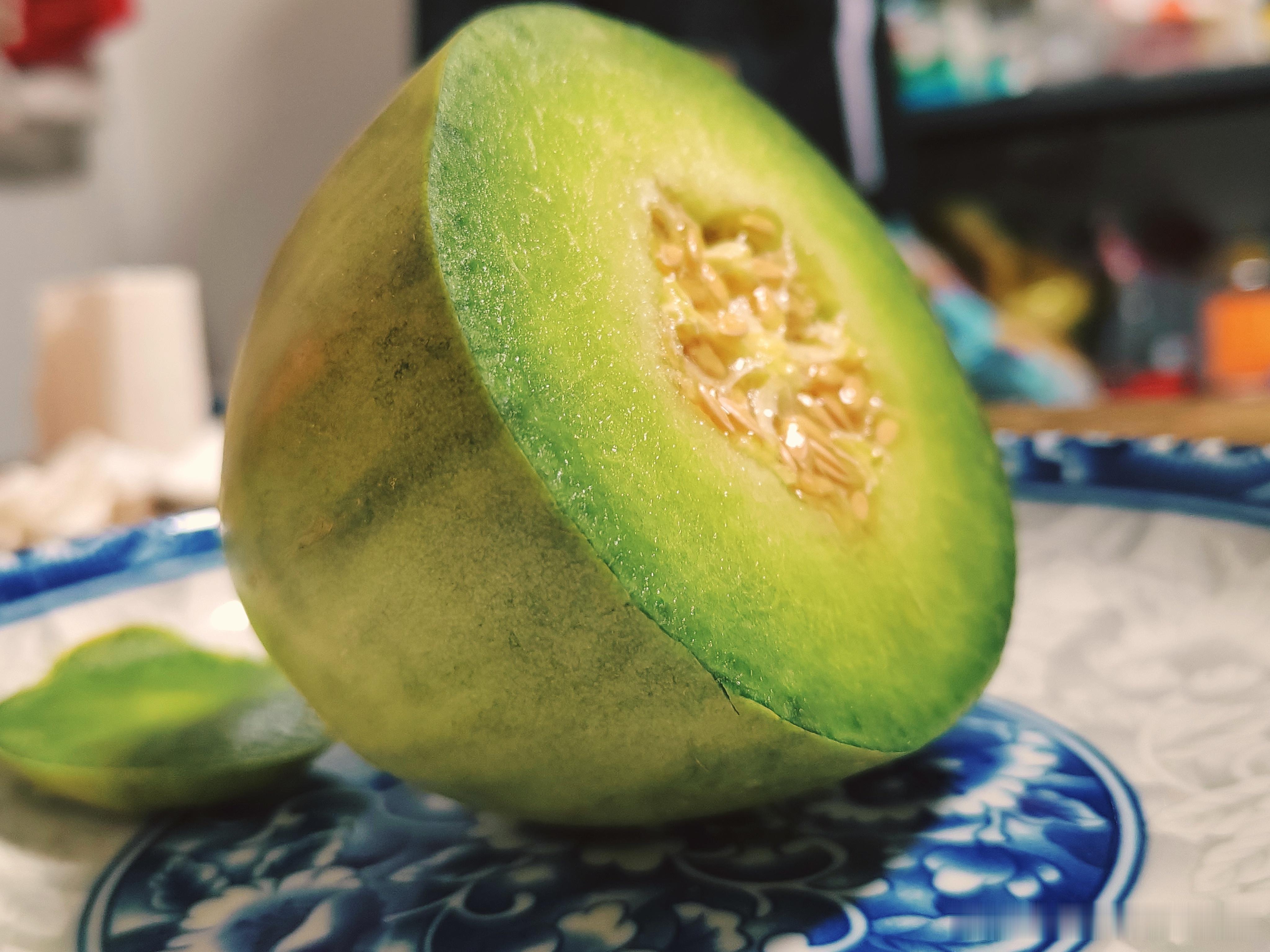 午饭后的快乐补给✨冰镇绿皮甜瓜，清爽解腻，人间小惬意不过如此。 