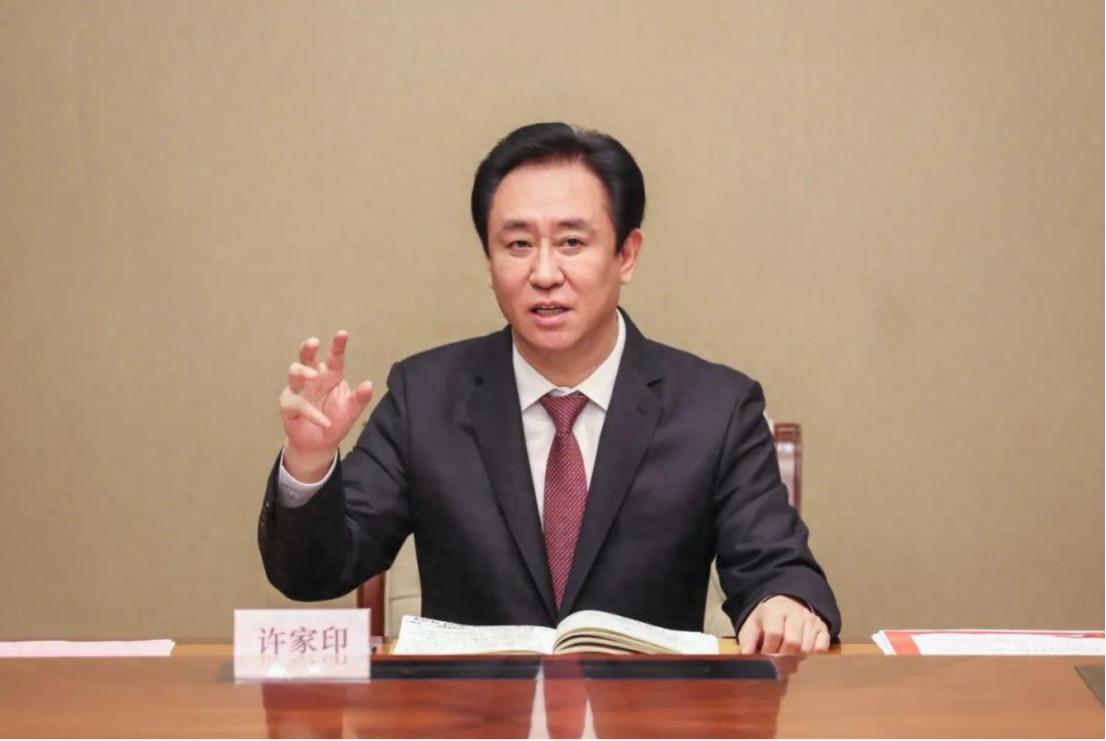 许家印再次出现在公众视野时已经满头白发，曾经那个站在聚光灯下谈规模和速度的地产首