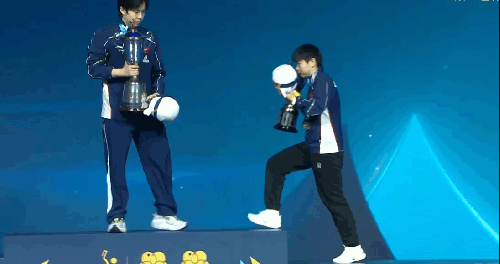 王楚钦与孙颖莎冠军合影，又“吵”起来。
4月5日，国际乒联澳门世界杯落下帷幕，王