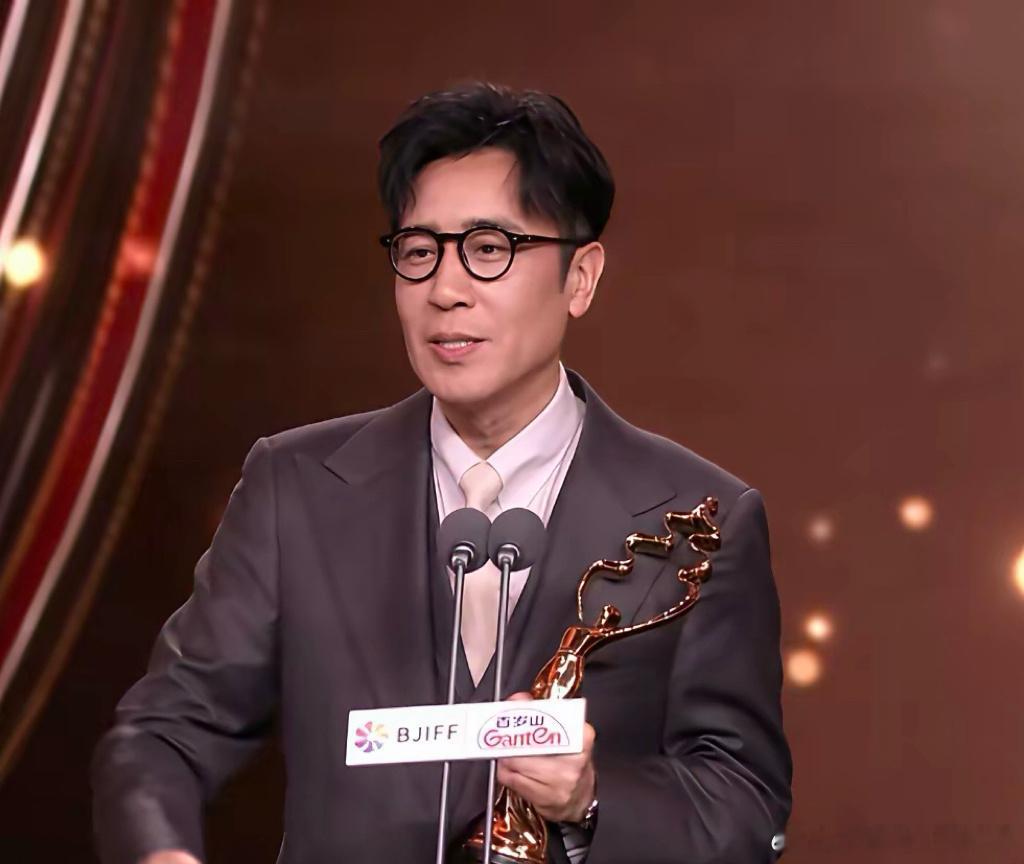 北影节天坛奖最佳男主角于和伟，网友们也非常感慨，“从那个表情包的男主角一起到了国