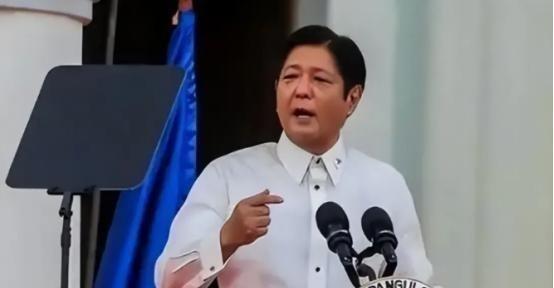 自从中国停止进口菲律宾香蕉，菲律宾香蕉协会的负责人愤怒地表示：“中国断了30万蕉