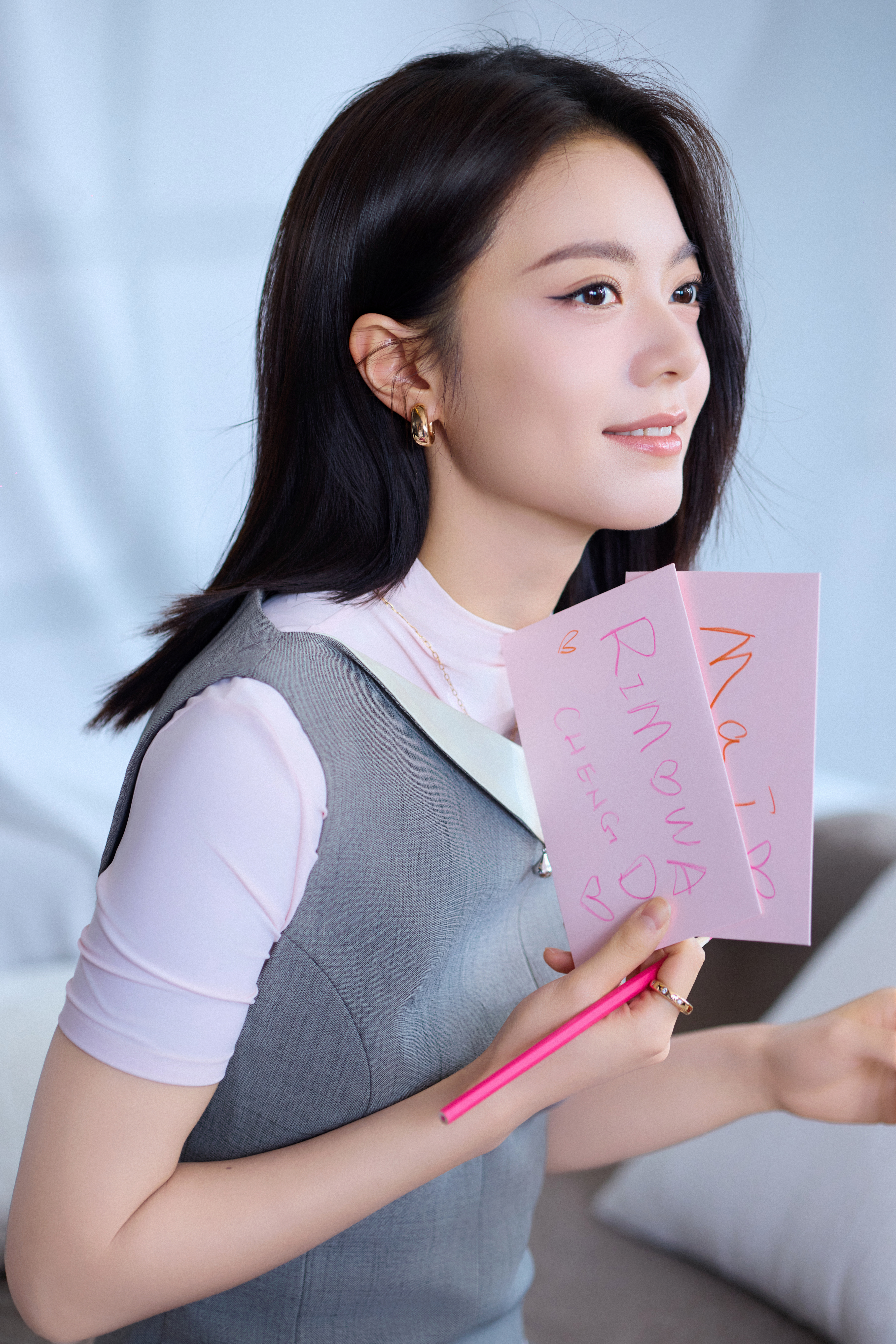 赵今麦 干净利落的剪裁衬出舒展身姿，修长腿线舒展大方，柔和气质与干练格调相撞，清