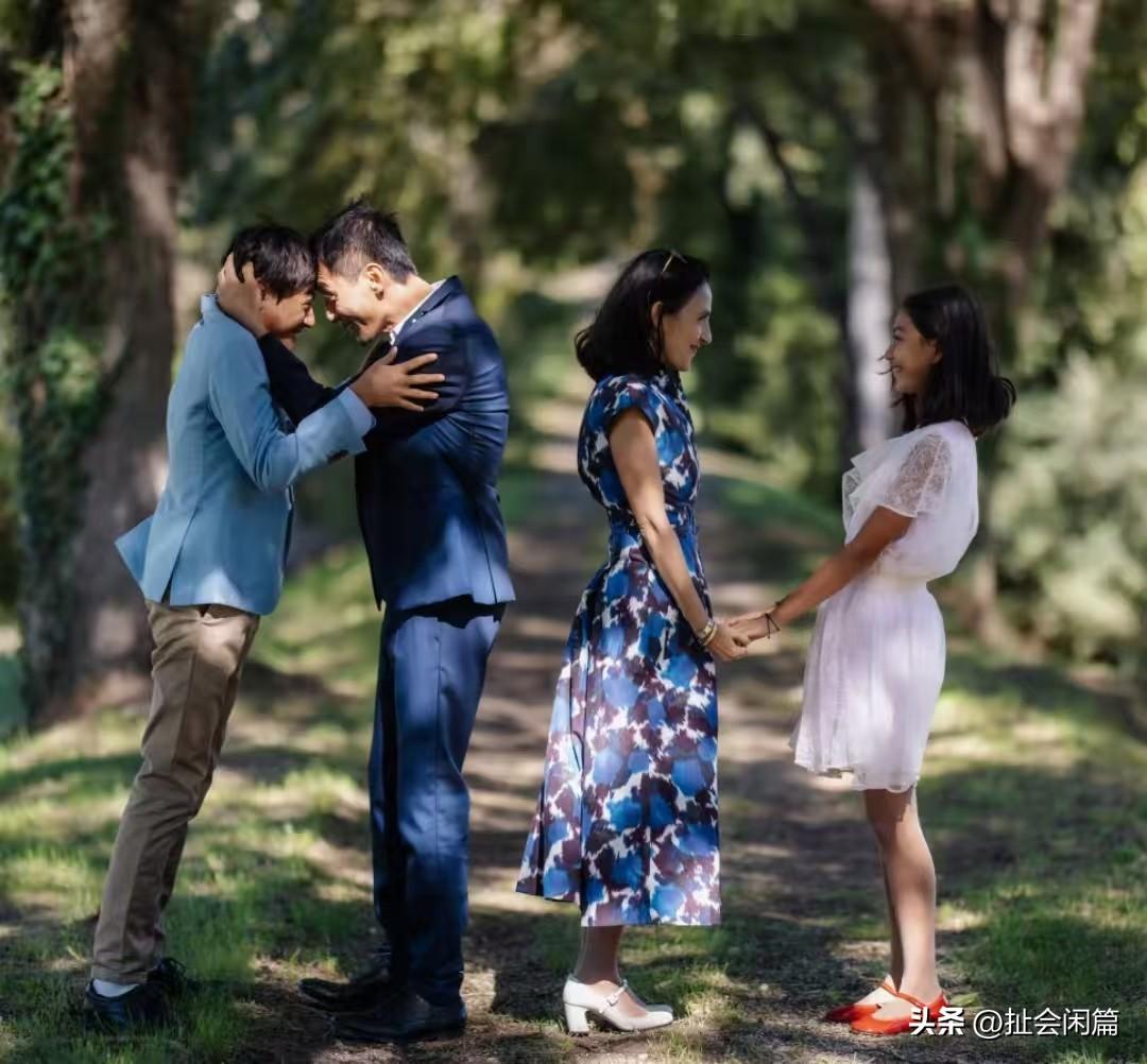 刘烨的妻子分享了一家四口的照片，为丈夫庆生。

她说我给你拍的照片太少了，以后会