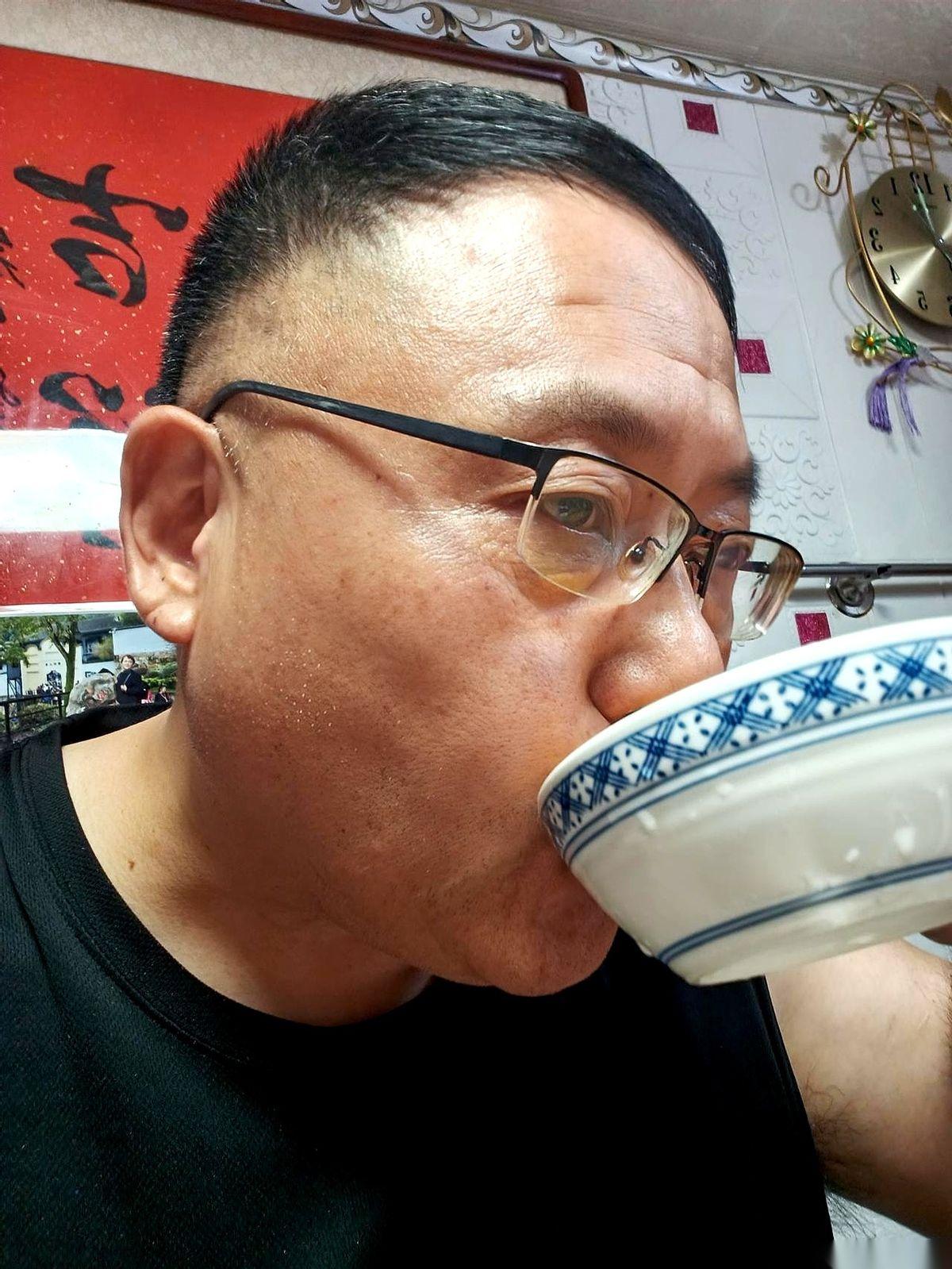 四姐那盆红烧甲鱼还冒着热气，她老同学的筷子，却直接伸向了我这碗粉蒸肉。
他夹起一