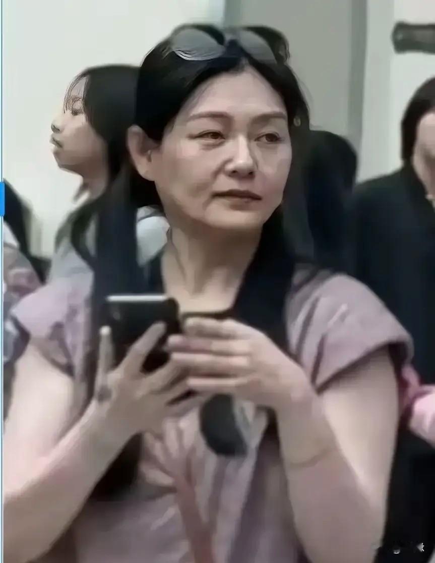 看到这样的大S，心里还是会有一种莫名的心酸！
这哪里是什么岁月的痕迹，这分明就是