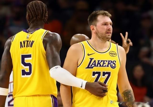 全明星前，西部最新排名：
1、雷霆：42胜14负
2、马刺：38胜16负，3胜差