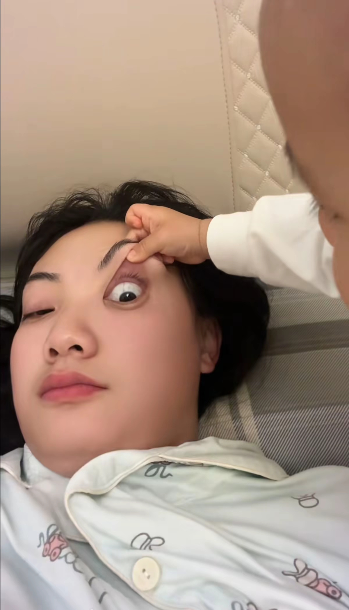 别看他们年龄不大，但是恶行累累，关键是还不能拿他们怎么样 
