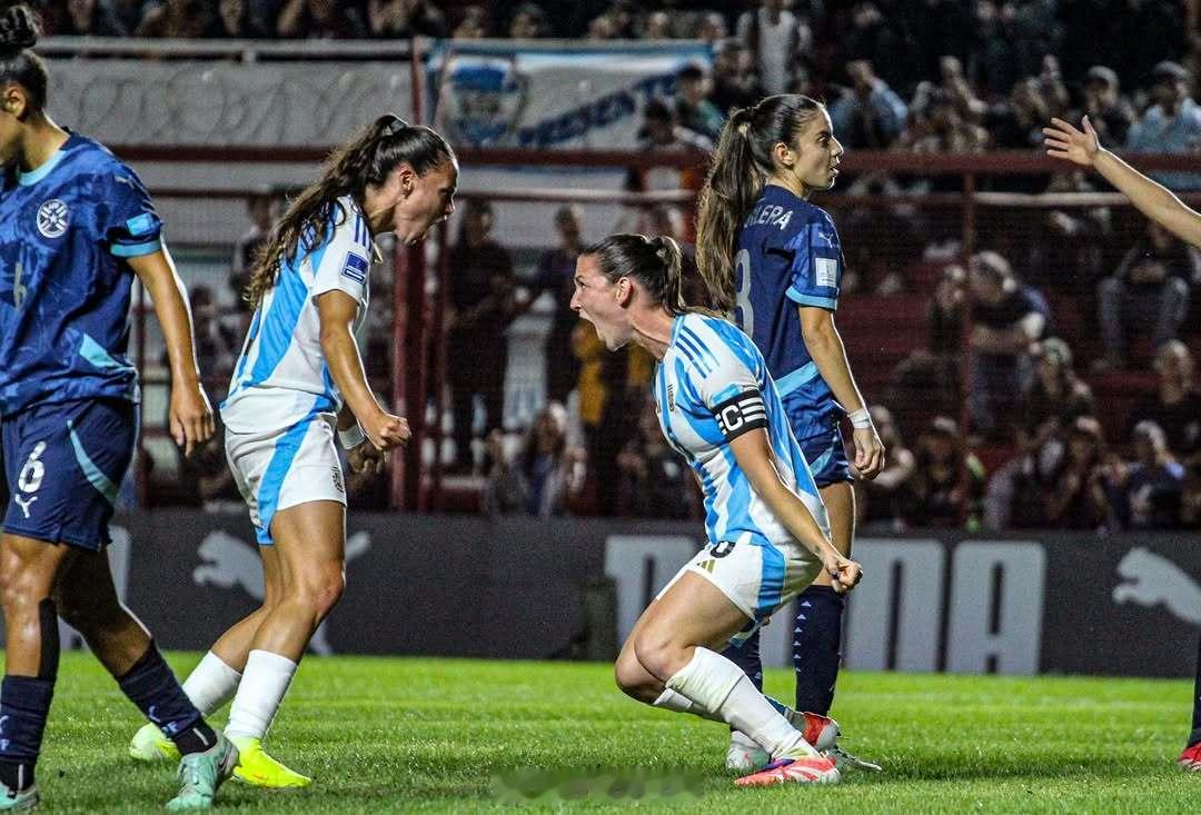 哇，阿根廷女足两位老将弗洛尔·邦塞贡多和阿尔迪·科梅蒂庆祝对巴拉圭进球的照片 ！