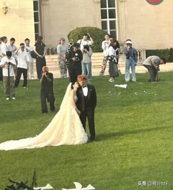 徐艺洋和黄子韬被网友偶遇一起拍婚纱照，穿着婚纱的徐艺洋很美，黄子韬也很帅。徐艺洋