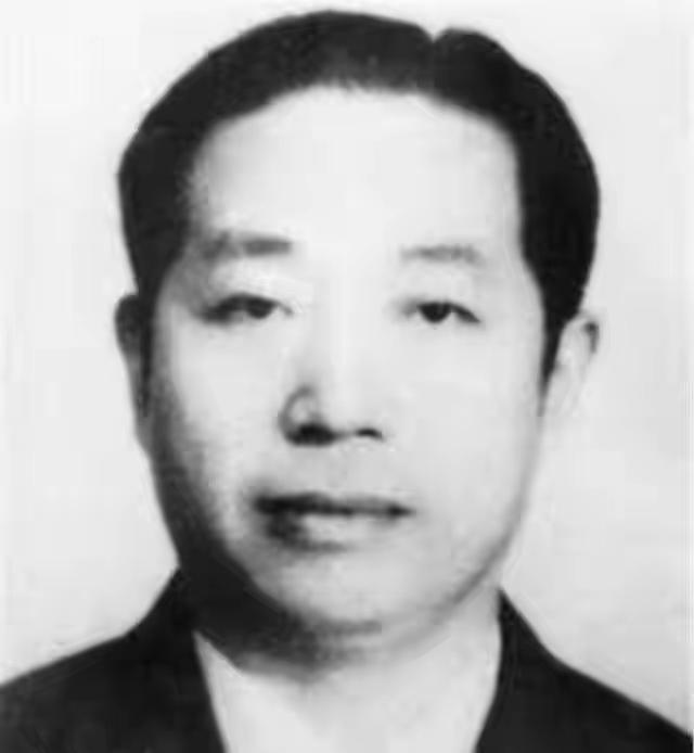 [月亮]刺蒋失败后，百变杀手华克投奔延安，伟人当场断言：你绝不能留在这里！
 