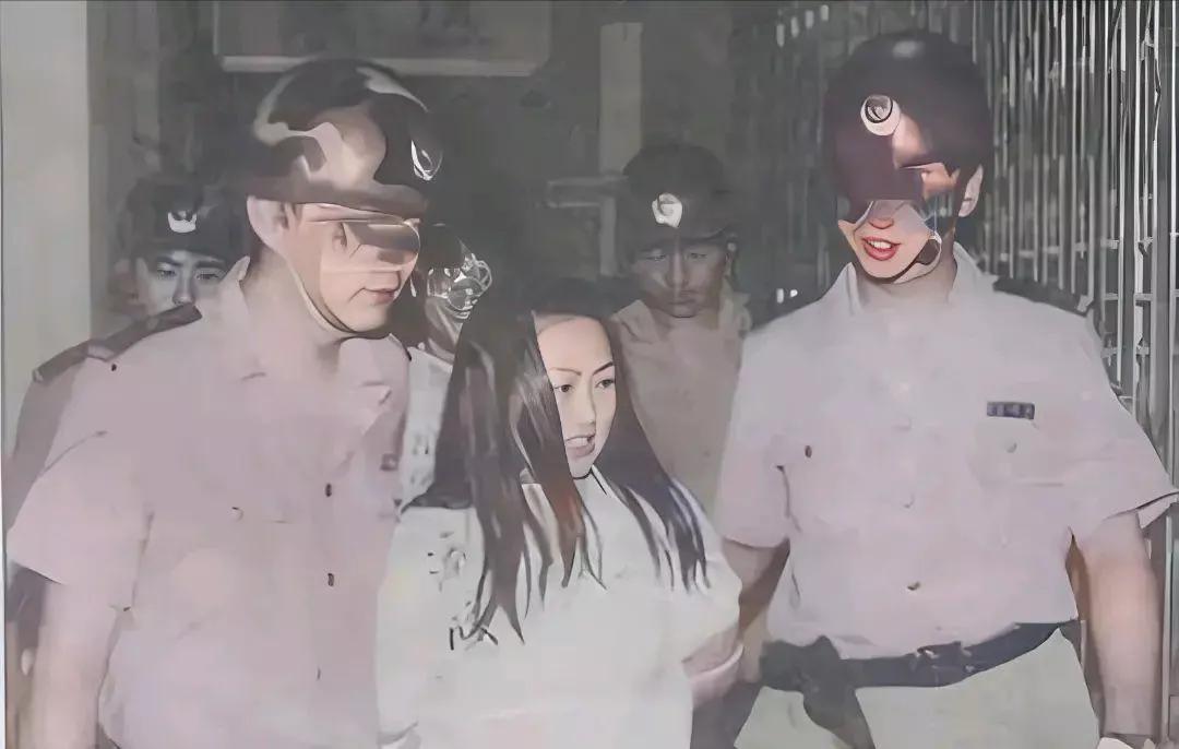 2016年，广西桂林，潘鑫被二位法警带出了看守所，即将押解刑场执行死刑。镜头中的