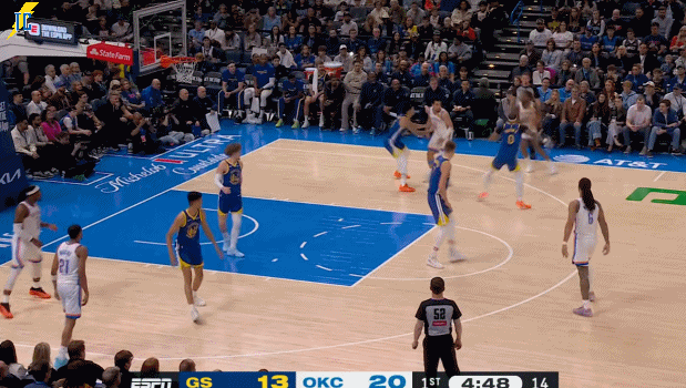 帅卡森！突破钻到禁区轻松上篮得手！勇士vs雷霆雷霆