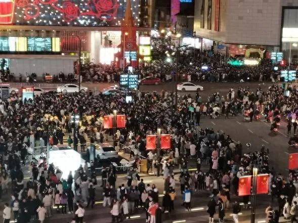国庆景区人挤人，婚宴酒店却没那么抢了——这反差挺扎心。

以前国庆=结婚旺季，酒