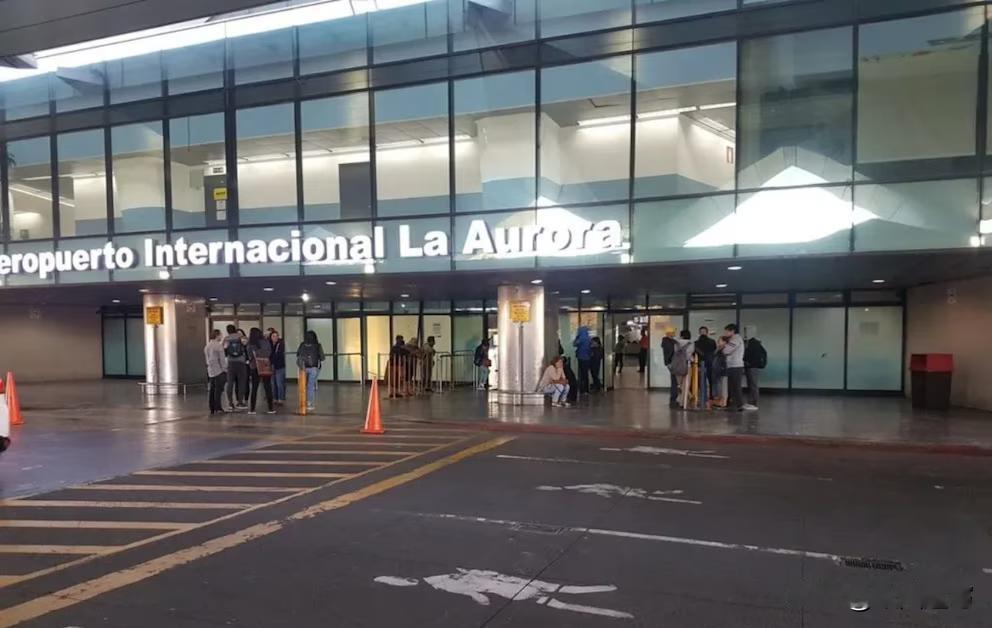弯腰、解鞋带、拎着鞋过安检门——这套老动作，危地马拉旅客练了二十多年。如今民航总