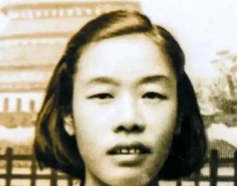 1949年，渣滓洞大屠杀中，盛国玉在枪响前倒地装死，没多久，特务进来补枪，还用枪