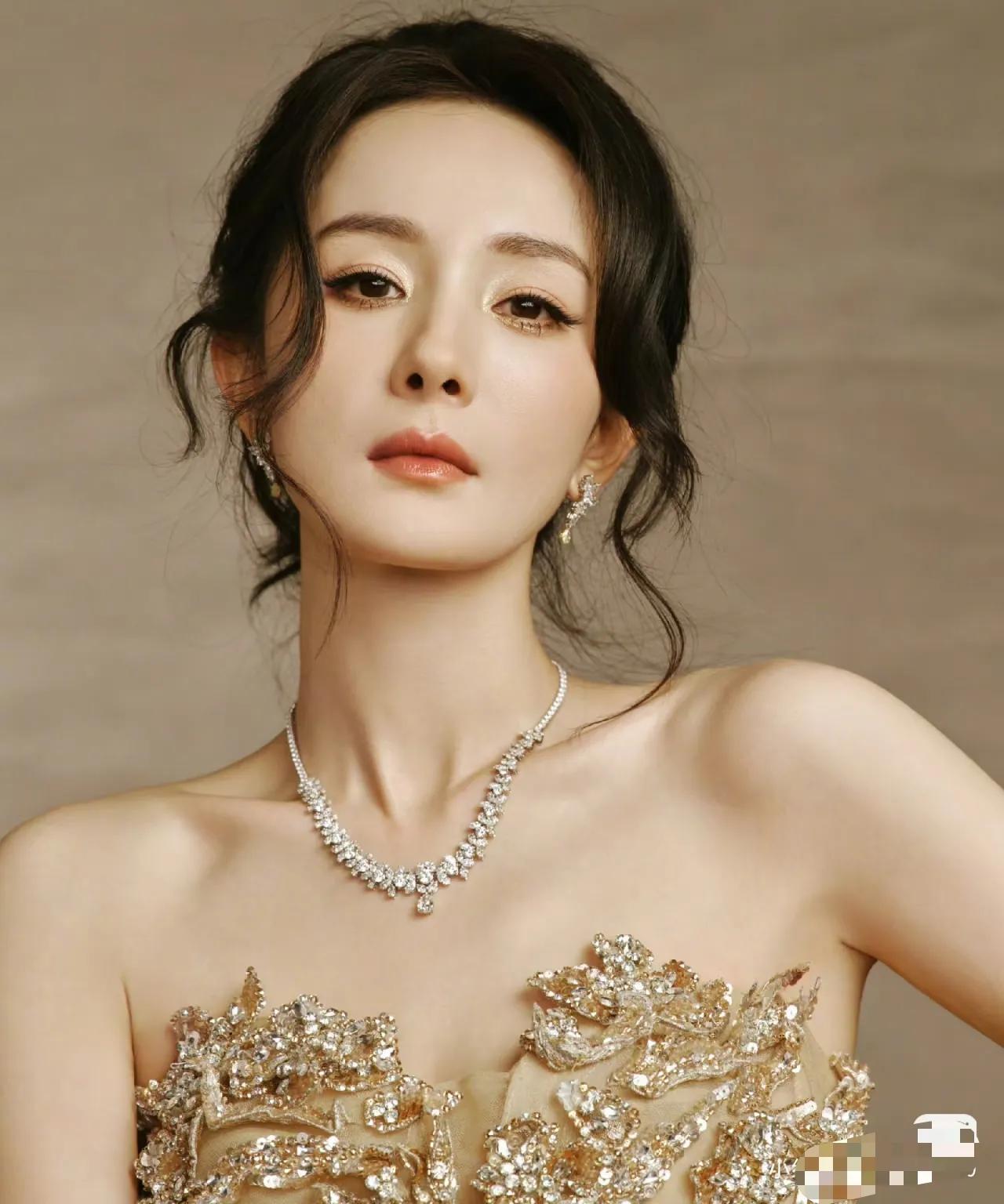 杨幂
长得还行
演技也还行
就是不喜欢她的声音，永远在喉咙发不出去来，像蚊子叫，