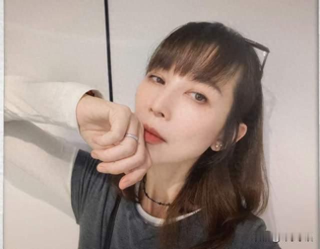 53岁蔡少芬换新形象，剪空气刘海亮相，状态像青春少女