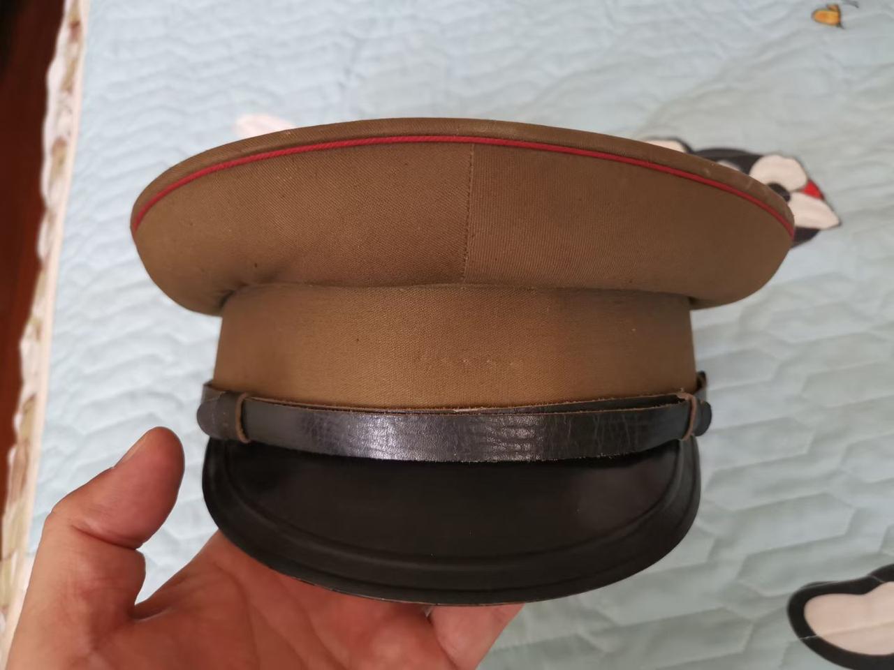 今天翻出家里的收藏品，一个55式尉官4号大盖帽