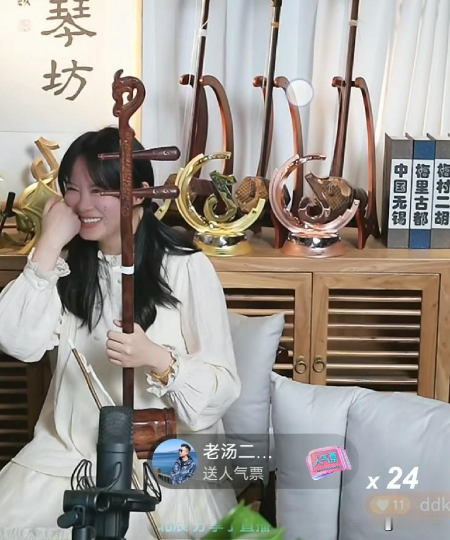 一根火箭拉一遍“长虫摇”，大哥愣是刷了25根，力哥扭到“面红耳赤”，全场娇羞到脸