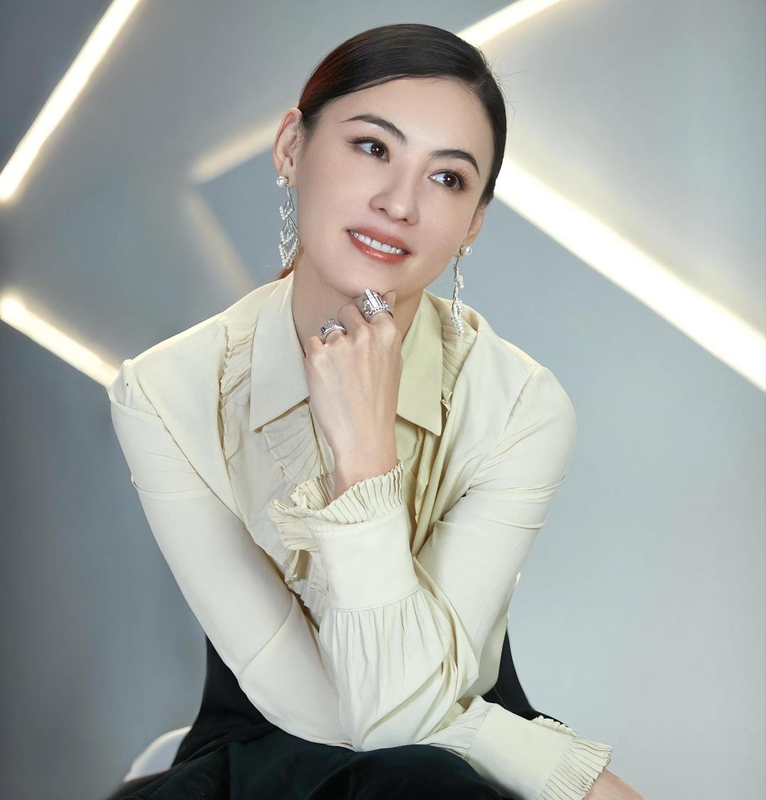 继单亲妈妈之后，张柏芝迎来了新身份，这次和谢霆锋真成同行了
娱乐