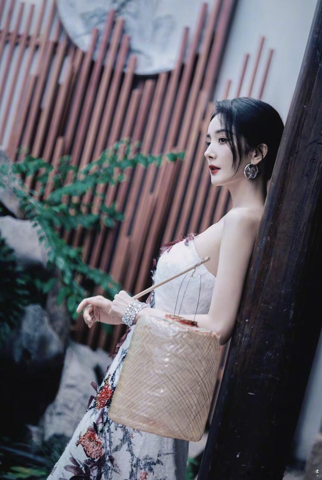 杨幂  🦊杨幂君乐宝奶粉全球品牌代言人在人生格言中，有一句很重要的话叫做，极度