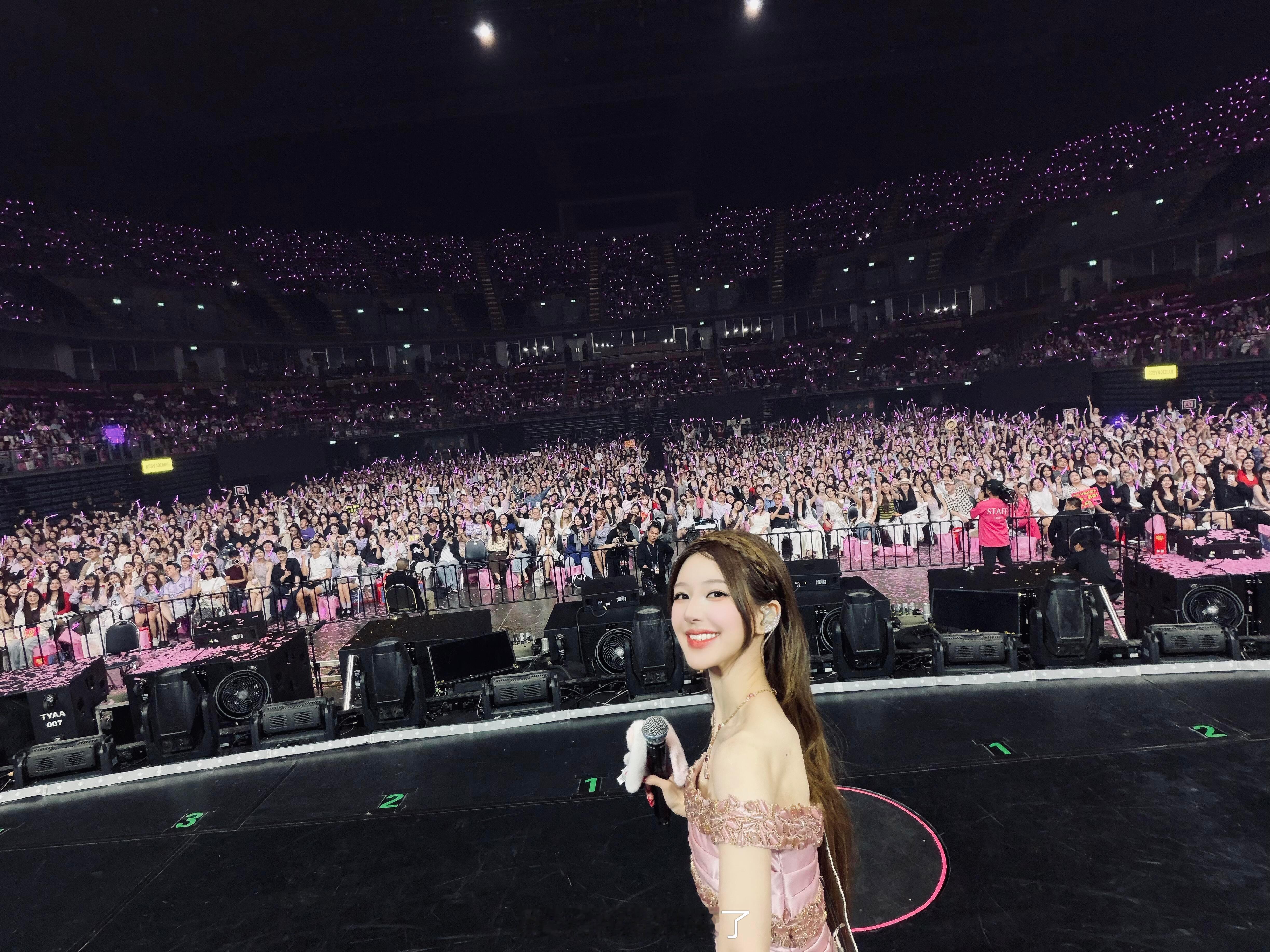 赵露思晒stay romantic泰国演唱会全场大合影她说：谢谢你的爱 谢谢你坚
