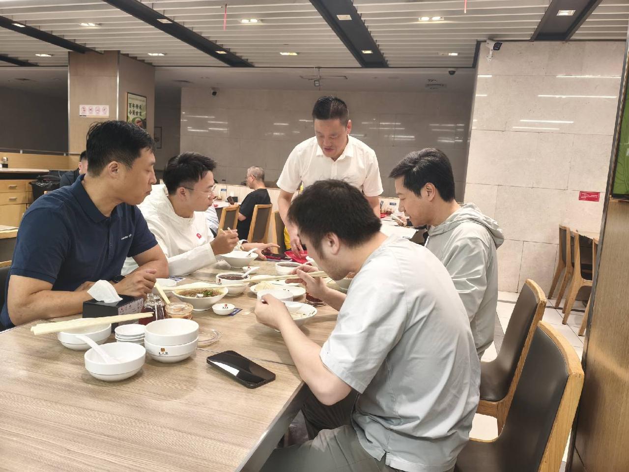 小说里千亿公司老板一般不都是吃山珍海味吗？？？怎么到@雷军 雷总这有点不一样了。