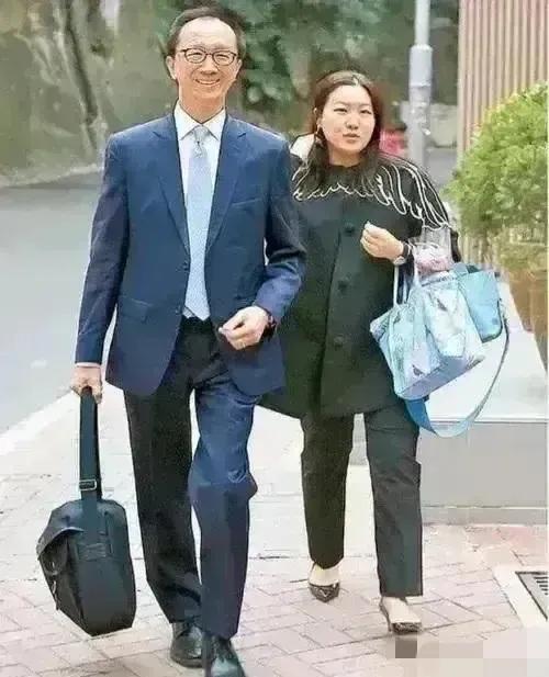 伏明霞和老公的街拍照，还别说一点儿也看不出26岁的年龄差，穿着打扮看着更像同龄人
