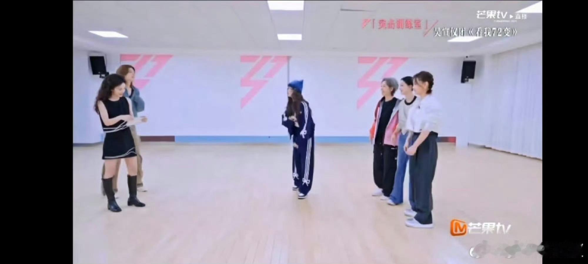 吴宣仪看我72变训练室solo 聚焦训练室，吴宣仪带来《看我72变》solo，精
