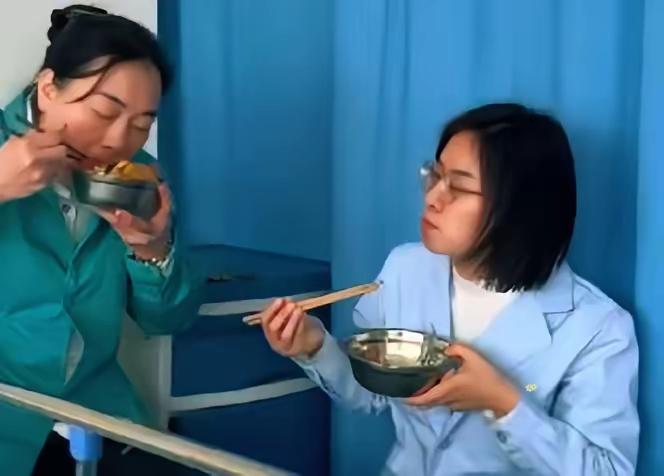 “真丢人？”杭州，一对母女。母亲是70后，女儿是90后，两人都在医院，做那种给人