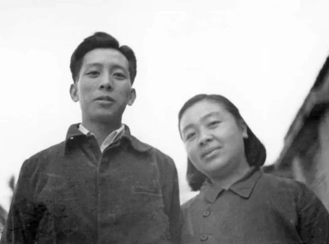 1937年，33岁的女作家丁玲爱上了20岁的助手陈明。陈明却因年龄差距退缩，情急