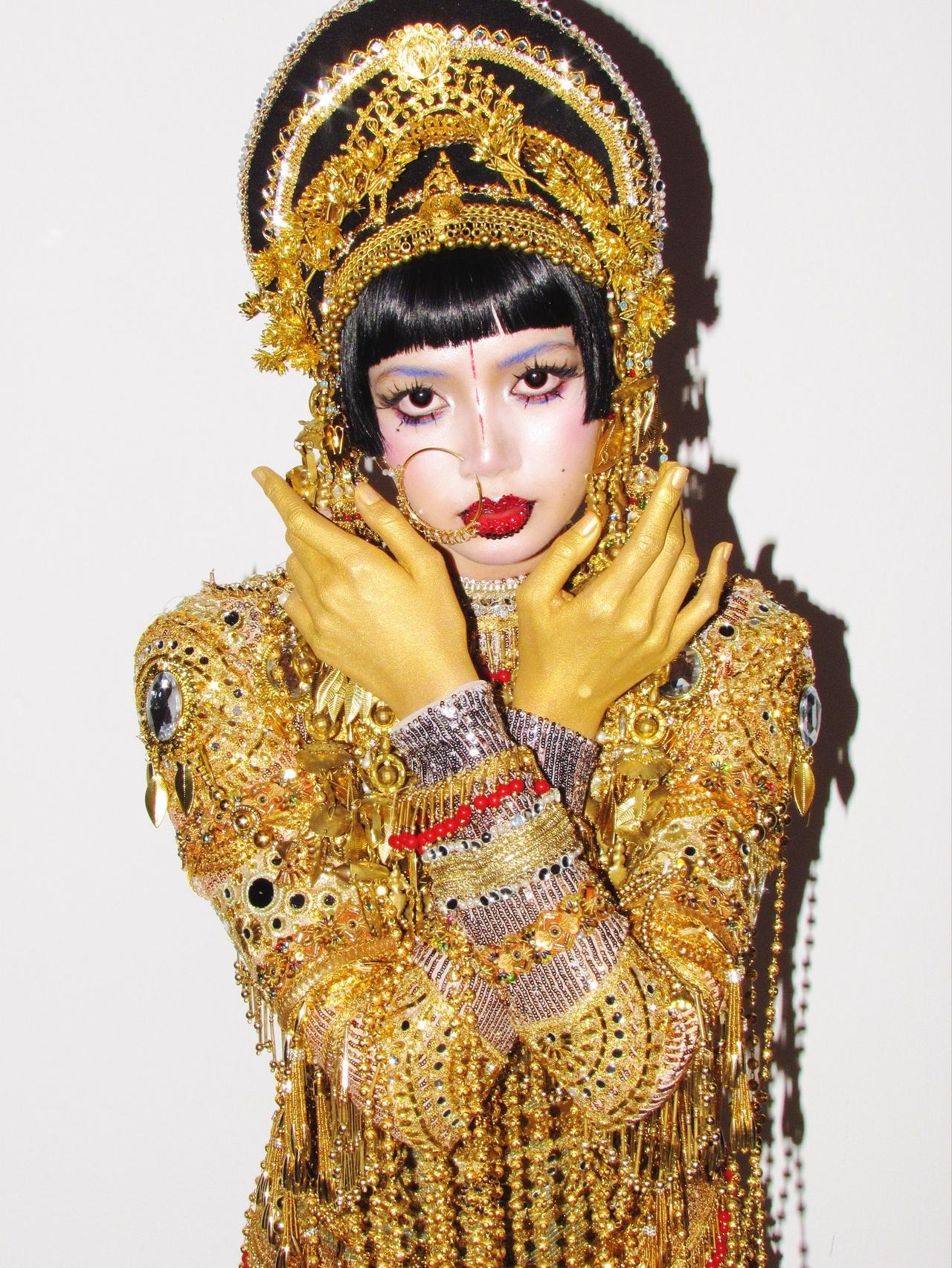 Lisa这次的万圣节造型真的绝了！

她cos的是《爱死机》第三季里那个覆满珠宝