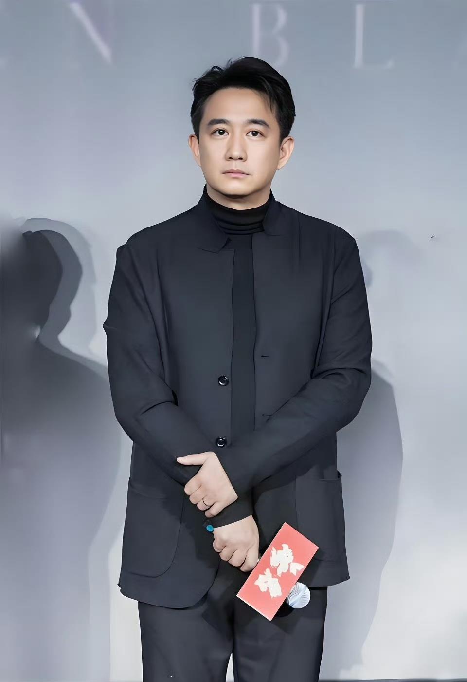 别再喊黄磊“黄小厨”了，他这次要掀翻你的记忆滤镜。
他演徐志摩时让你心碎，上综艺