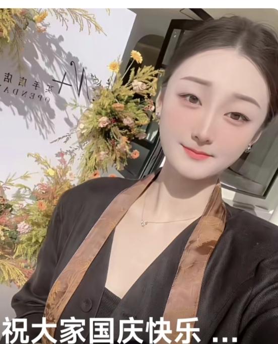 朱之文的前儿媳陈亚楠，一成不变的剪刀手，预示自己生意的红火程度！
用了10级美颜