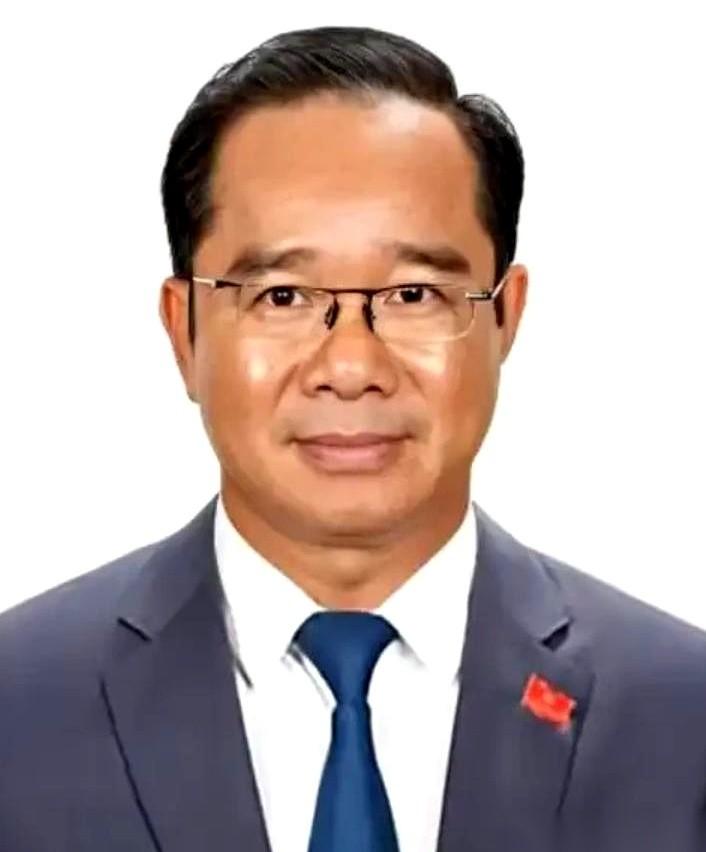 一个越南教授，扶了扶话筒，当着所有人的面，说了一句石破天惊的话。
他说，我个人对