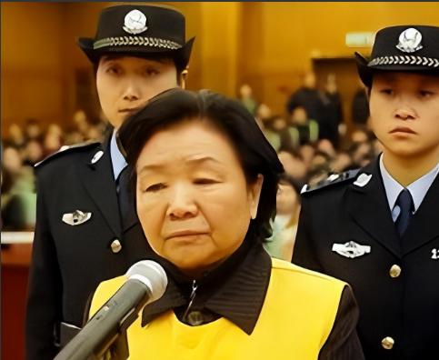 2008年，毒害30万婴儿的“三鹿奶粉”董事长田文华被判无期徒刑，谁曾想，因为在