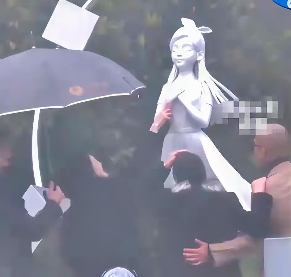 她死后一年，坟前立起一座卡通少女像。
这玩意儿，是具俊晔献给大S的“爱”。
一座