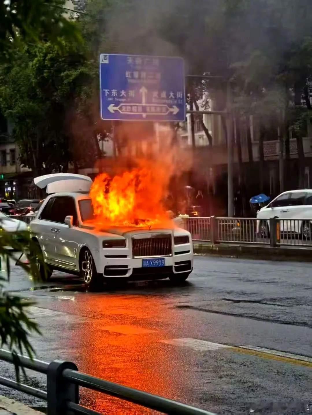 成都街头一台库里南起火 现在只要是报道的车辆起火，第一种就是新能源，第二种就是豪