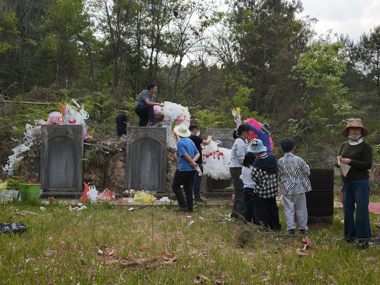 清明祭祖    源远流长

      每年的春分过后，到清明节期间，几乎所有的