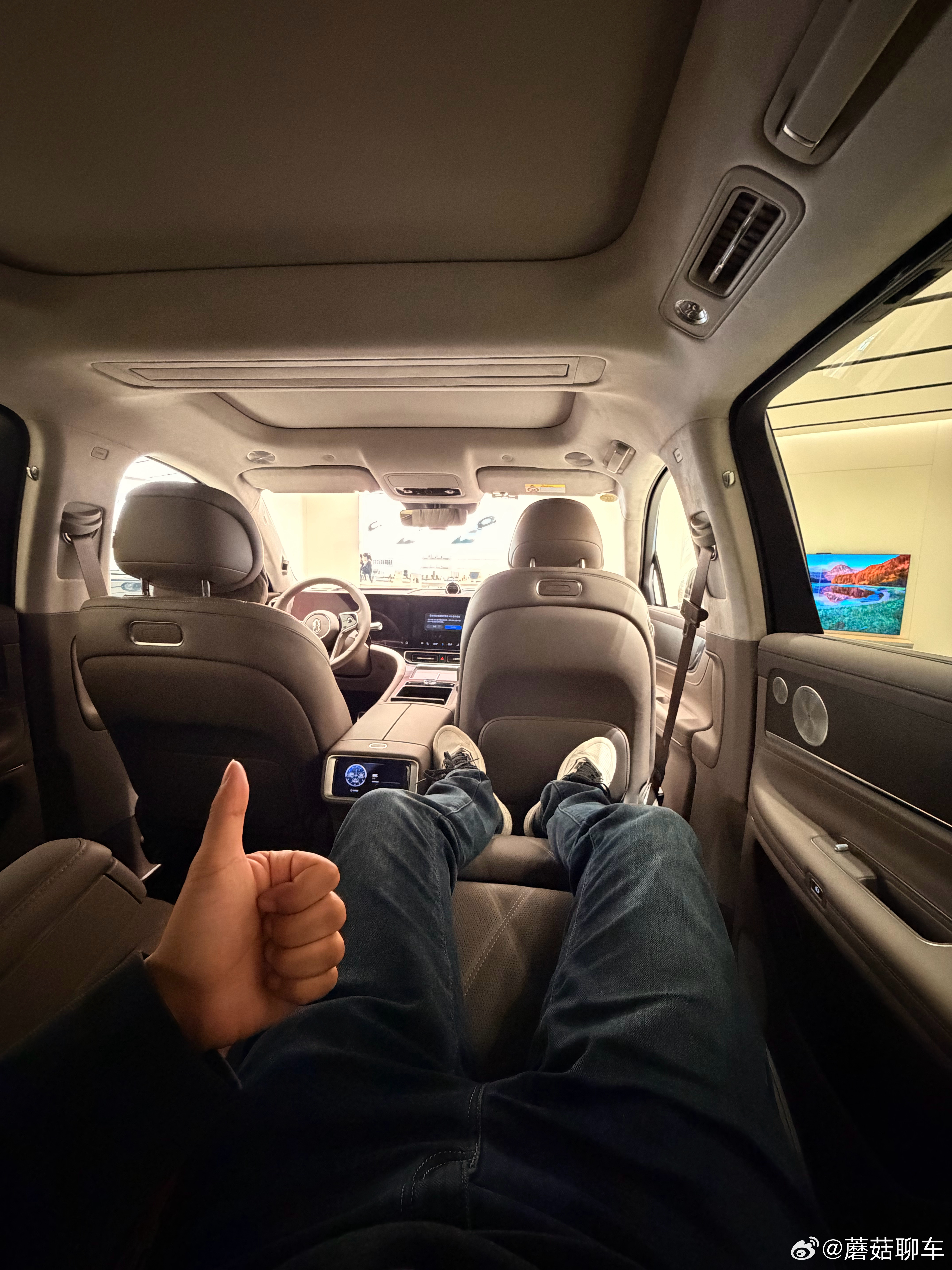 家人们，逛街逛累了，就来鸿蒙智行的店里找一个M9躺一会儿～真的舒服蘑菇聊车