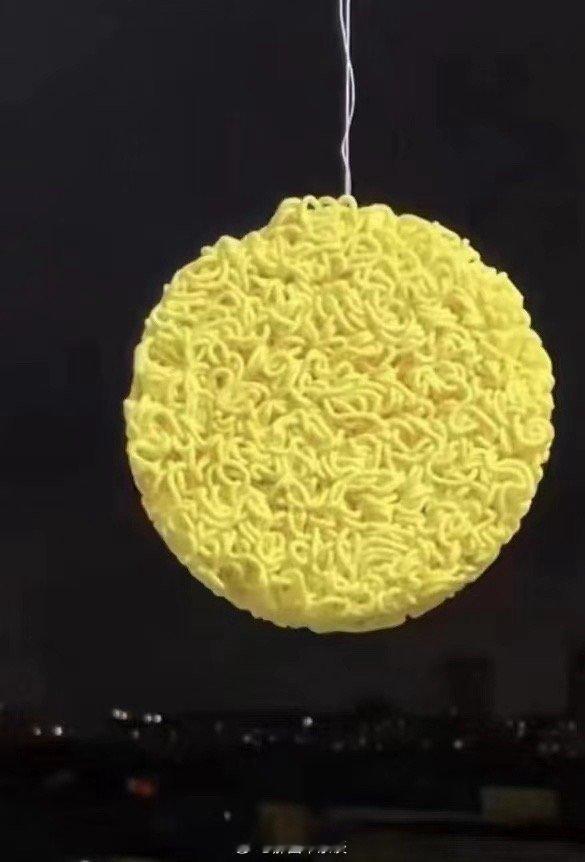 昨夜朋友圈点赞最多的一轮＂满月＂……画个饼，泡碗面，不管怎样，日子还得继续下去！