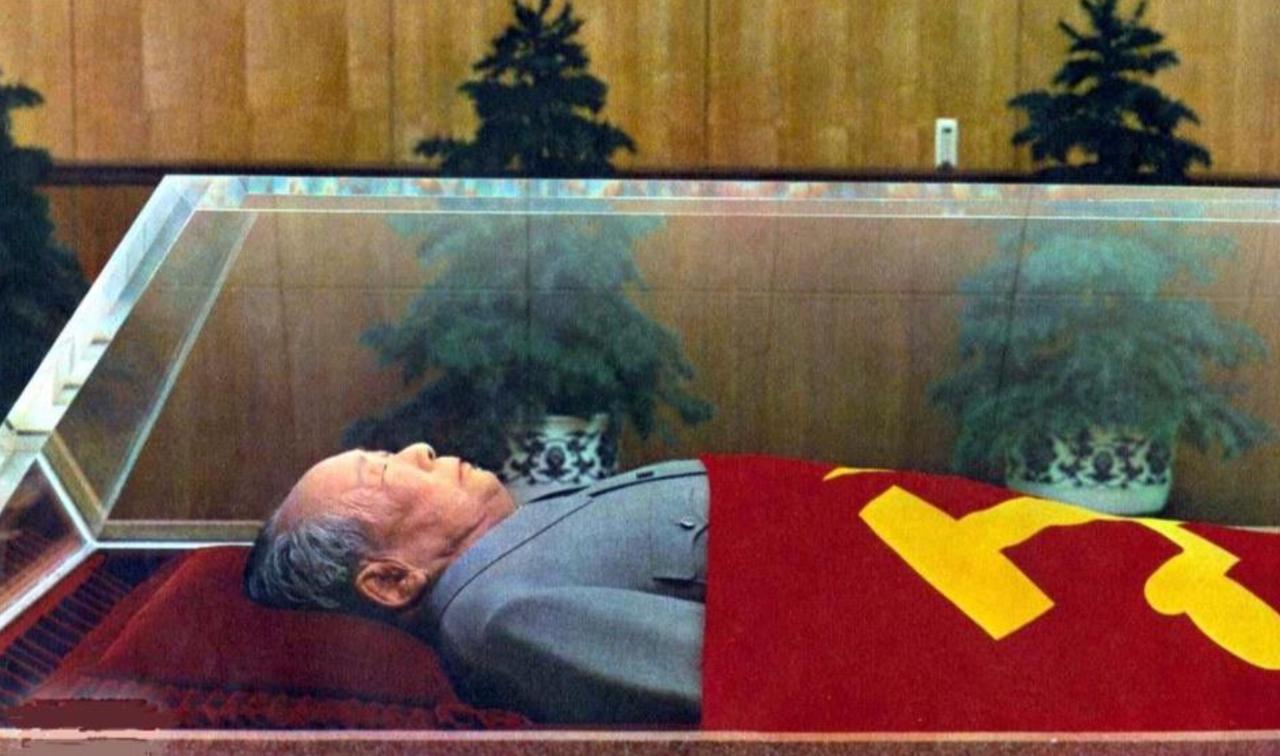 躺在水晶棺里很多年的毛主席，如今看上去也还是和睡着了一般安详。这个特制的水晶棺不