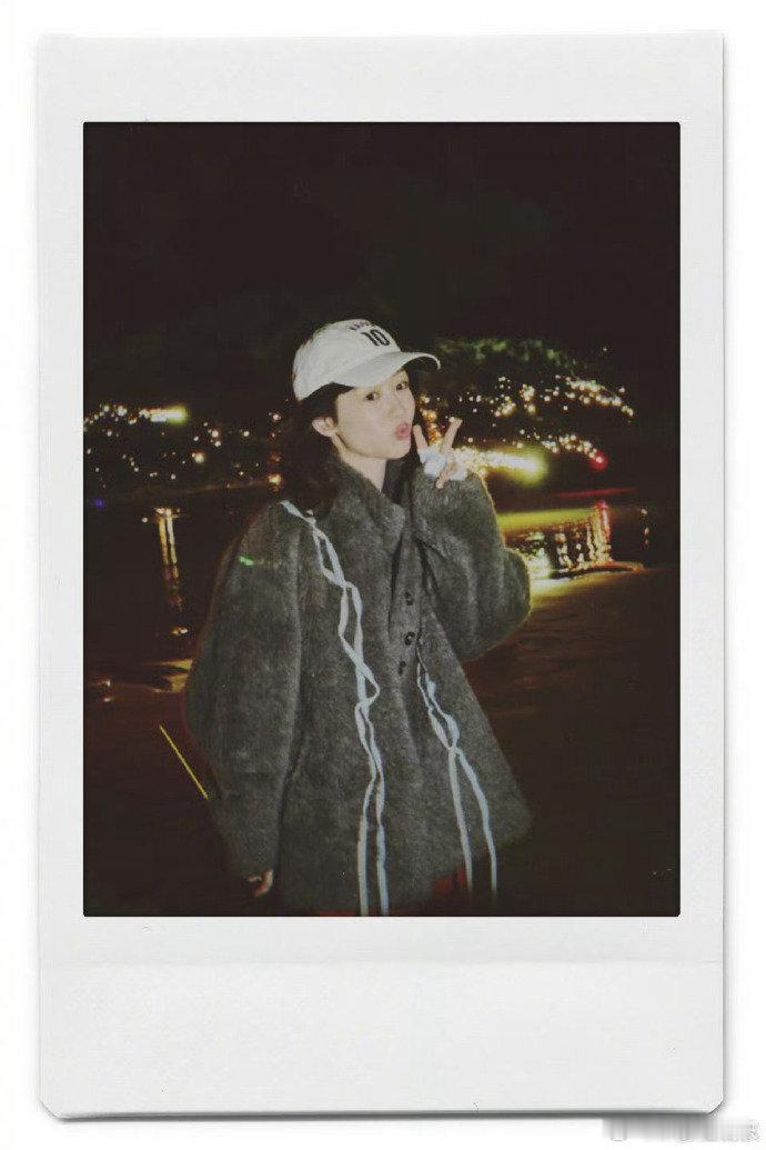 杨紫海边拍立得杨紫分享三张拍立得谁懂啊！海边 + 拍立得 + 杨紫，这组合就是氛