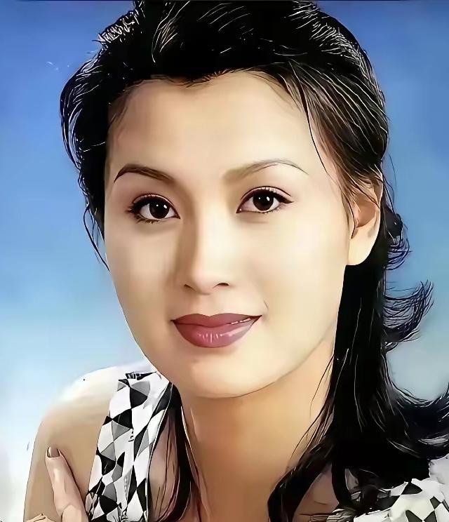 圈内公认的清冷美人！当年凭《围城》惊艳全网，迷倒无数男生。
连一向低调克制的陈道