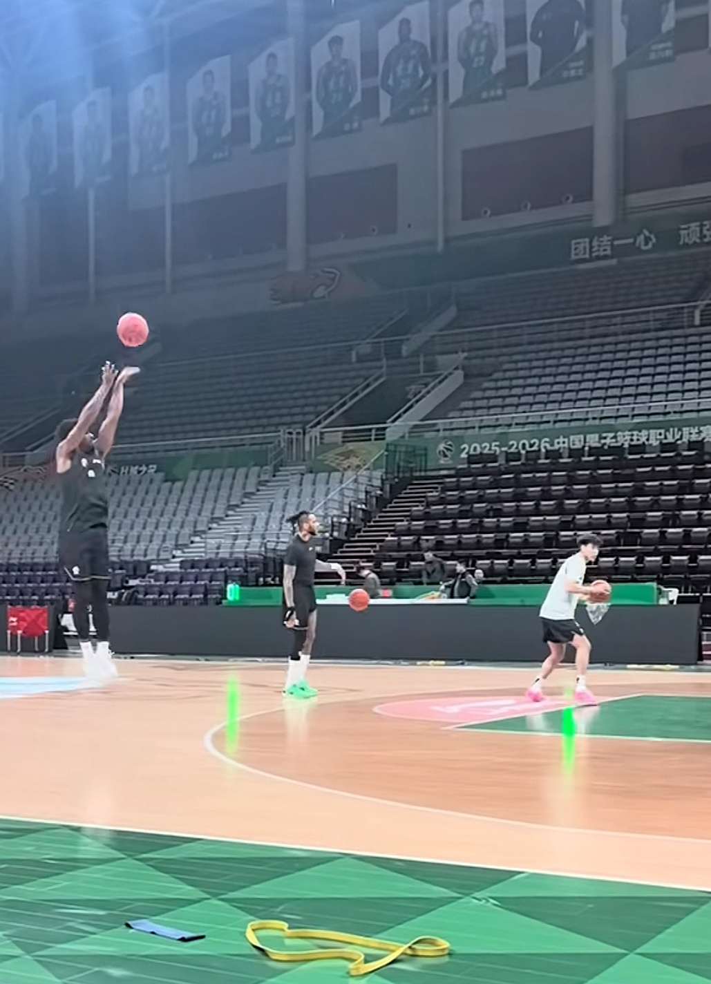 布罗金顿今天下午在和北控的热身赛中上场了打得时间很短很短，有进球真够敬业辽宁男篮